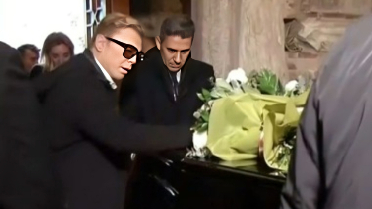 Ο Τάκης Ζαχαράτος «έσπασε» μπροστά από το φέρετρο της Μαρινέλλας στο λαϊκό προσκύνημα

