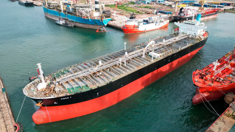 Δεξαμενόπλοιο χτυπήθηκε από ιρανικό πύραυλο στο Κατάρ, αναχαιτίστηκαν δύο πύραυλοι κρουζ