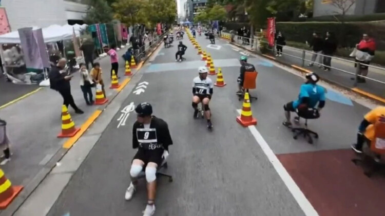 Ιαπωνία: Το πρωτάθλημα «ράλι» με καρέκλες γραφείου – Αγώνες 20 χιλιομέτρων και έπαθλο 90 κιλά ρύζι