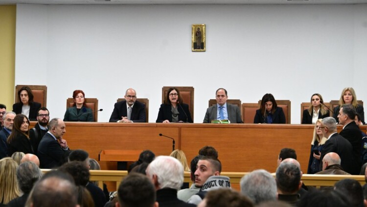 Ξεκινά ξανά η δίκη για τα Τέμπη: Το «λίφτινγκ» στην αίθουσα και οι οδηγίες της έδρας για να αποφευχθεί το χάος της πρώτης ημέρας