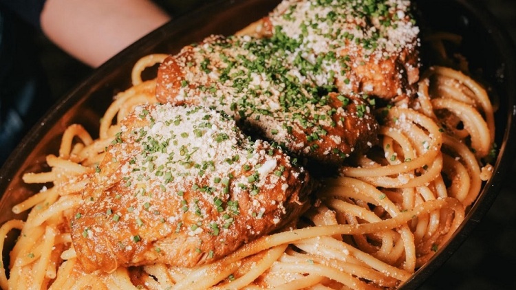 Ethos στη Γλυφάδα: για φαγητά σαν «κυριακάτικα», κόκορα παστιτσάδα και μιλφέιγ