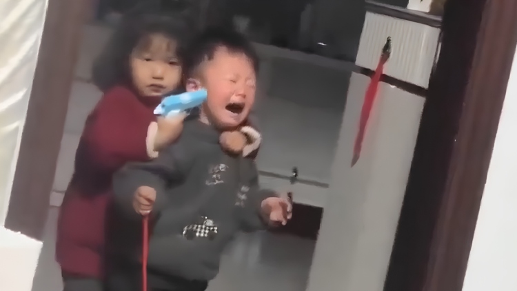 Viral βίντεο από την Κίνα: Κοριτσάκι «κρατά όμηρο» τον αδελφό της με πλαστικό όπλο για να πάρει καραμέλες