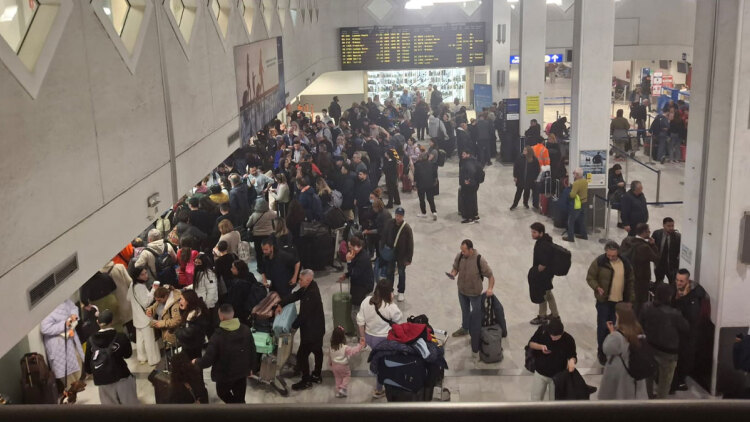 Χάος στο αεροδρόμιο Ηρακλείου, ακυρώσεις πτήσεων και εγκλωβισμένοι επιβάτες λόγω της αφρικανικής σκόνης