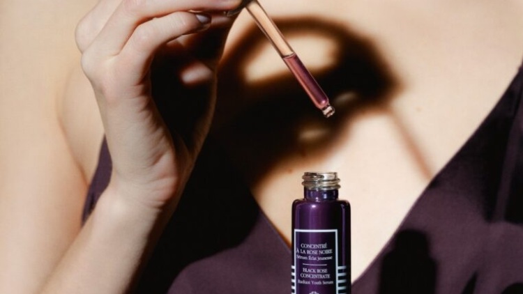 Το νέο Black Rose Concentrate Radiant Youth Serum της Sisley Paris επαναπροσδιορίζει τη λάμψη της επιδερμίδας
