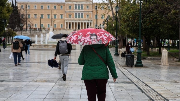 Ισχυρές βροχές και καταιγίδες τις επόμενες ώρες στην Αττική και σε άλλες επτά περιοχές, πότε θα υποχωρήσει η αφρικανική σκόνη