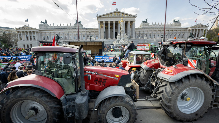 Τρακτέρ κατέκλυσαν τους δρόμους της Βιέννης, οι αγρότες ζητούν να αναγράφεται η προέλευση των προϊόντων
