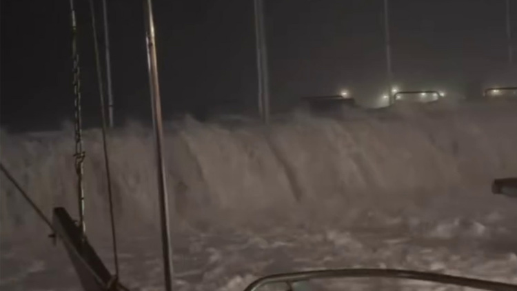 Ήχησε το 112 στη Ρόδο: «Περιορίστε τις μετακινήσεις σας» - Τεράστια κύματα και πτώσεις δέντρων, προβλήματα στα δρομολόγια πλοίων και αεροπλάνων