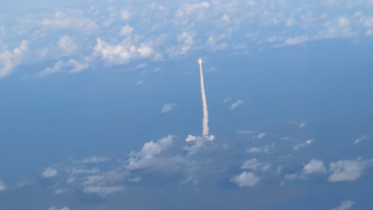 Εντυπωσιακό θέαμα: Επιβάτες πτήσης κατέγραψαν την εκτόξευση της αποστολής Artemis II από ψηλά