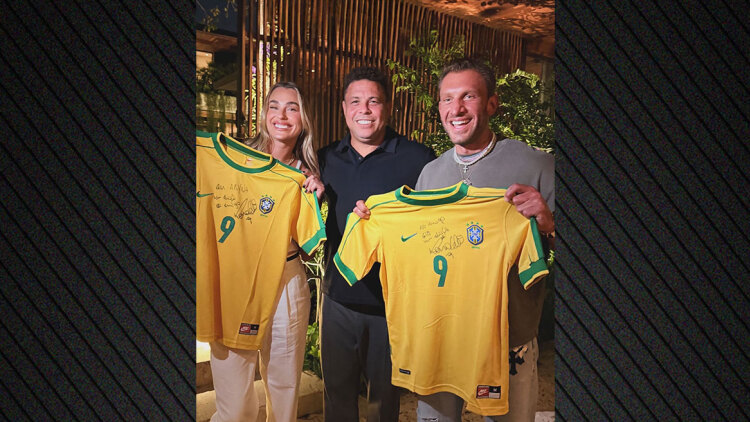 Η Σαμπαλένκα συνάντησε το «φαινόμενο» και πήρε δώρο μία υπογεγραμμένη φανέλα της Βραζιλίας