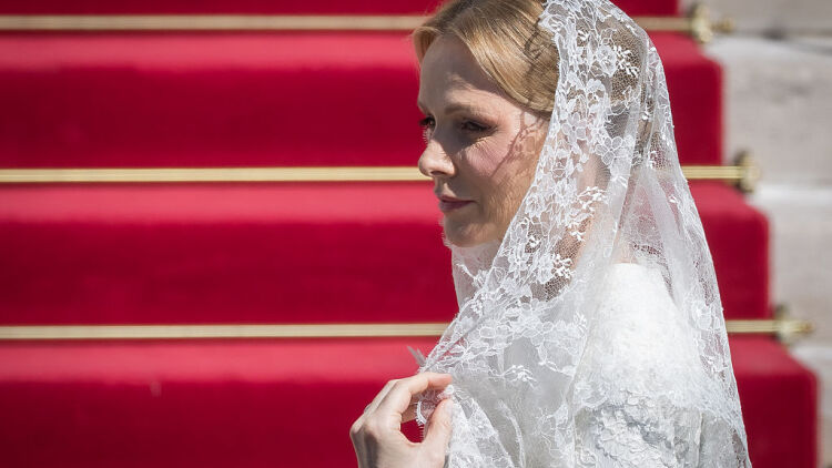 Το προνόμιο του λευκού: Γιατί η Γκρέις Κέλι δεν μπορούσε να φορέσει λευκά μπροστά στον Πάπα, ενώ η πριγκίπισσα Σαρλίν μπορεί