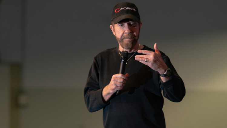 Η οικογένεια του Τσακ Νόρις ξέσπασε για τις ψευδείς πληροφορίες και τα AI βίντεο γύρω από τον θάνατο του ηθοποιού