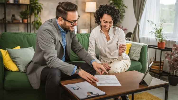 Ασφάλιση υγείας: Τι πρέπει να προσέξετε πριν υπογράψετε το συμβόλαιό σας
