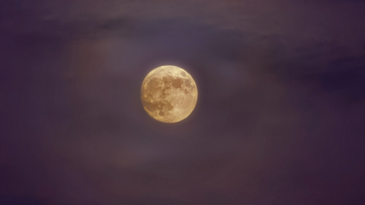 Ροζ πανσέληνος απόψε: Μύθος ή αλήθεια ότι είναι «κλέφτης» του ύπνου και της διάθεσης;