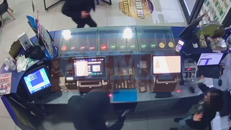 Βίντεο ντοκουμέντο από τη δράση του 33χρονου που «μπούκαρε» με μαχαίρι σε καταστήματα στη Θεσσαλονίκη και απειλούσε τους εργαζόμενους