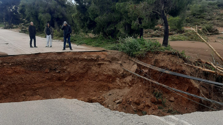 Σάρωσε την Αττική η κακοκαιρία «Erminio»: Ένας νεκρός, δρόμοι ποτάμια και πλημμυρισμένα σπίτια, δείτε εικόνες και βίντεο