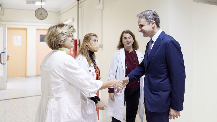 Επίσκεψη του πρωθυπουργού Κυριάκου Μητσοτάκη στο νοσοκομείο «Μεταξά»: Οι ασθενείς αναγνωρίζουν το έργο που γίνεται στο ΕΣΥ