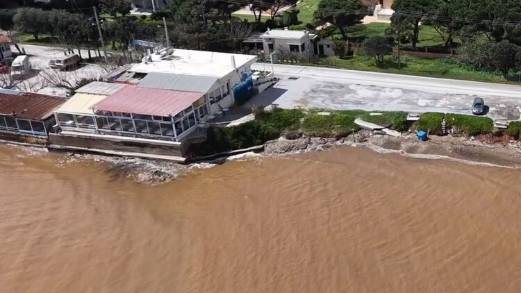 Ο Νότιος Ευβοϊκός έγινε καφέ λόγω της κακοκαιρίας Erminio, τόνοι λάσπης και φερτά υλικά στη θάλασσα, εντυπωσιακά πλάνα από drone