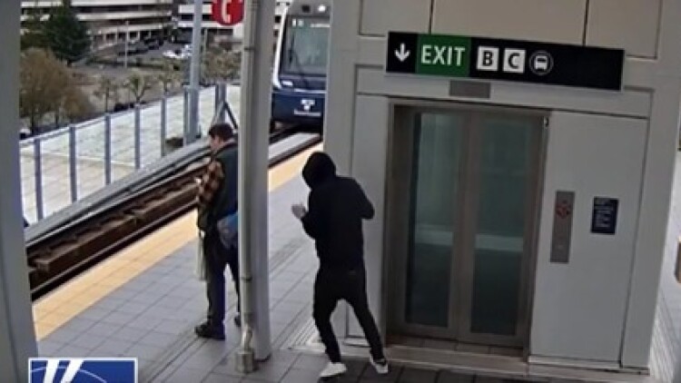 Σοκαριστικό βίντεο από σταθμό τρένων στο Σιάτλ: Νεαρός πλησιάζει άνδρα και προσπαθεί να τον σπρώξει σε διερχόμενο συρμό