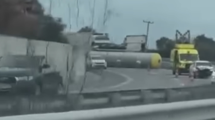 Βυτιοφόρο ανετράπη στην Εγνατία Οδό,  κλειστό το ρεύμα προς Θεσσαλονίκη