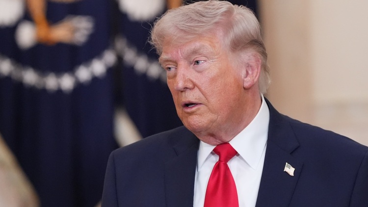 Ο Τραμπ χλεύασε τον Μακρόν σε ομιλία του: Η γυναίκα του τον κακομεταχειρίζεται, ακόμα θυμάται το χαστούκι που του έριξε