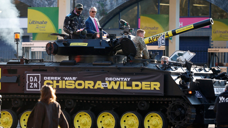 Αυτό θα πει ιστορική... έξοδος: Βρετανός πυγμάχος πήγε στην press conference του τελευταίου του αγώνα με τανκ, βίντεο 