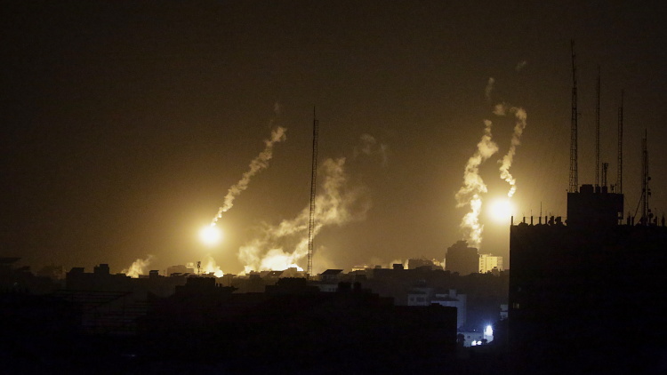 Αμπού Ντάμπι: Ένας νεκρός και τέσσερις τραυματίες από συντρίμμια βλήματος που έπεσαν σε εγκαταστάσεις επεξεργασίας φυσικού αερίου