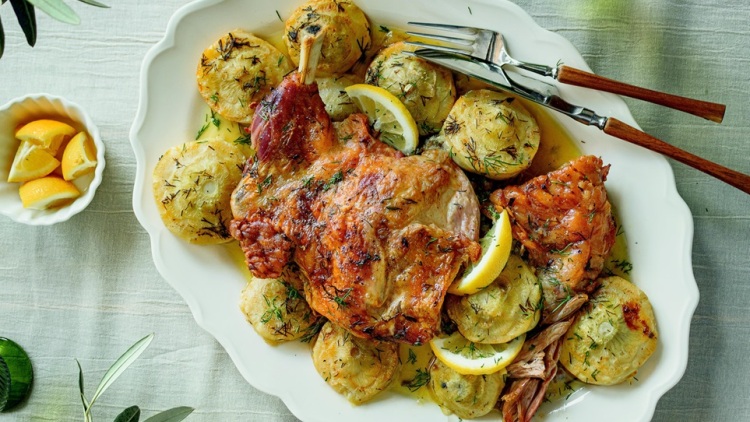 Κατσικάκι με αγκινάρες και μάραθο