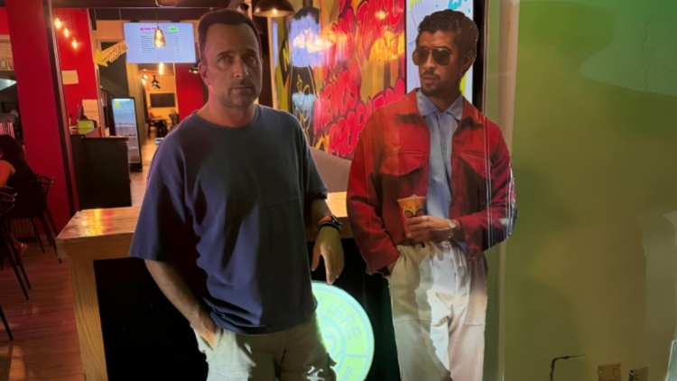 Ο Γιώργος Λιανός ποζάρει δίπλα σε ομοίωμα του Bad Bunny: Εδώ με τον bro, τον κακοκούνελο, με ζαλίζει με τα δικά του
