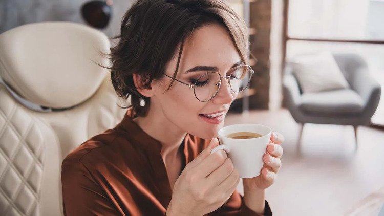 Τα 7 χαρακτηριστικά των ανθρώπων που πίνουν σκέτο καφέ
