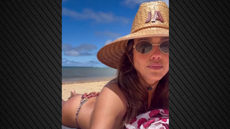 Τζέσικα Άλμπα: Τα βίντεο της 44χρονης ηθοποιού με μπικίνι από τη Χαβάη - Che bella, της γράφουν