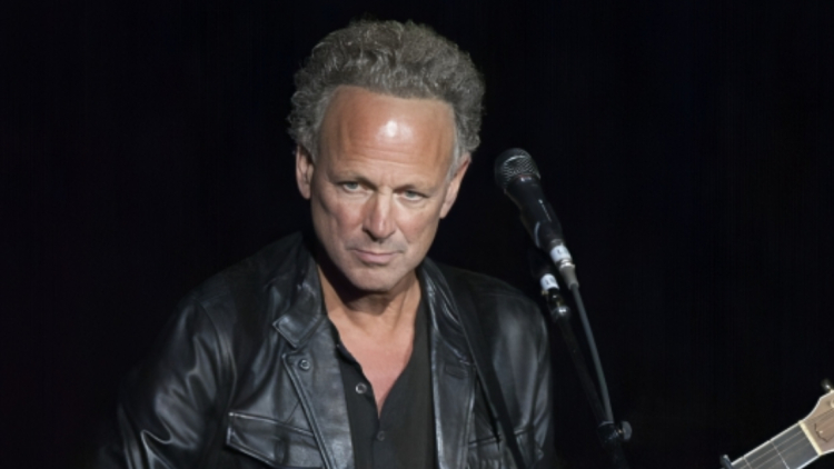 Fleetwood Mac: Γυναίκα επιτέθηκε στον πρώην κιθαρίστα του συγκροτήματος