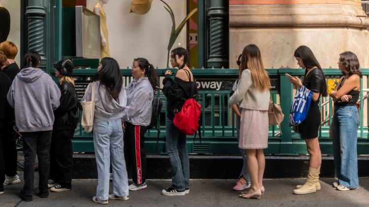 Οι Ελληνες έμαθαν να κάνουν ουρές – Σε αυτά τα σημεία το απολαμβάνουν