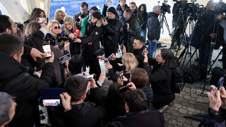 Αντιδράσεις για την επ’ αόριστον αναβολή της δίκης για τα «χαμένα» βίντεο των Τεμπών από τους συγγενείς των θυμάτων