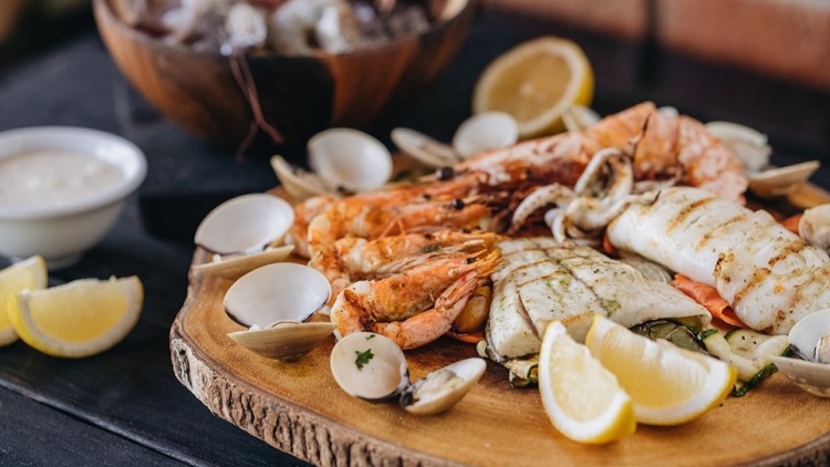 Τι πρέπει να προσέχουμε όταν δίνουμε στα παιδιά θαλασσινά