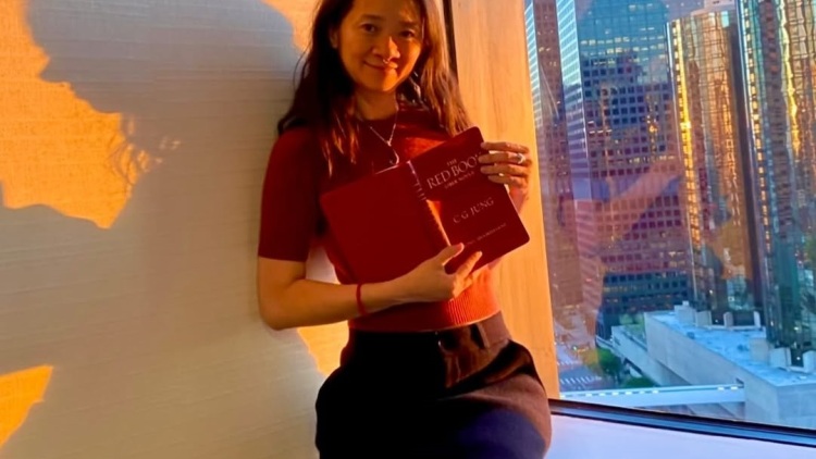 Κλόι Ζάο: Γιατί η σκηνοθέτρια του «Hamnet» εκπαιδεύτηκε για να γίνει «σύμβουλος θανάτου»