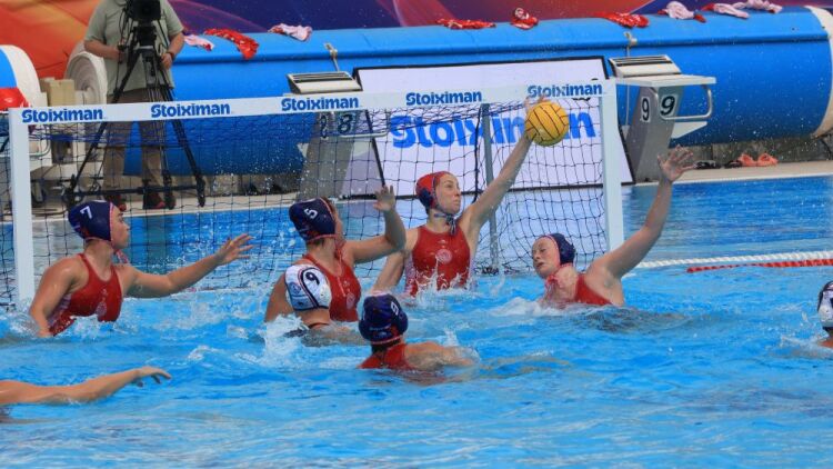 Ο Ολυμπιακός κατέκτησε το Κύπελλο γυναικών πόλο επικρατώντας με 15-3 της Βουλιαγμένης στον τελικό, δείτε βίντεο