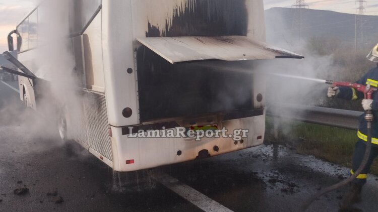 ΚΤΕΛ τυλίχθηκε στις φλόγες στο ύψος της Ξυνιάδας, δείτε βίντεο και φωτογραφίες