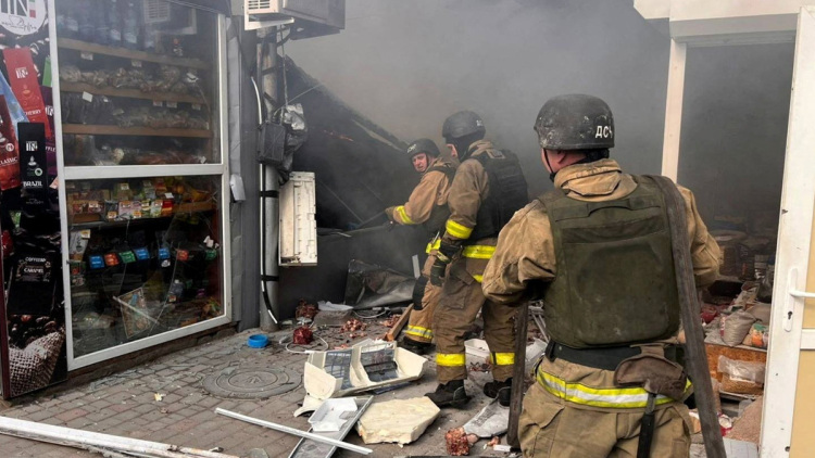 Έξι νεκροί και δεκάδες τραυματίες από ρωσικά πλήγματα σε Νικόπολ και Χερσώνα στην Ουκρανία