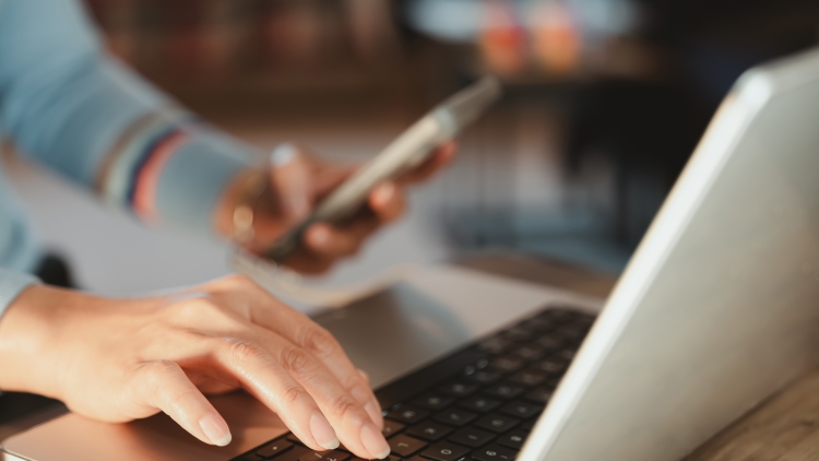 Το διαδίκτυο μας «καταπίνει»: Περνάμε 44 χρόνια μπροστά από τις οθόνες και πέντε χρόνια μόνο σε feeds, notifications και scrolling