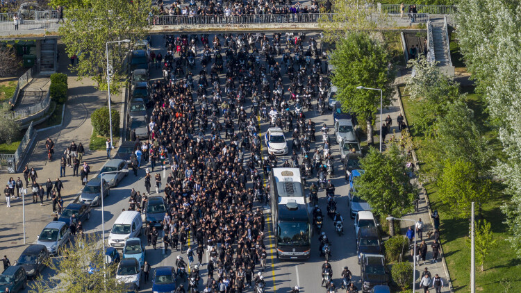 Χιλιάδες οπαδοί του ΠΑΟΚ συνόδευσαν την ομάδα από το «Μακεδονία Παλάς» μέχρι την Τούμπα, δείτε βίντεο και φωτογραφίες