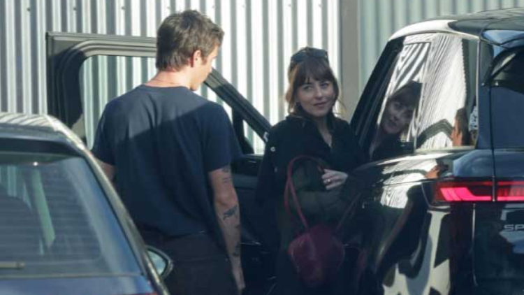 Τα φιλιά και οι αγκαλιές της Ντακότα Τζόνσον με τον νέο της σύντροφο