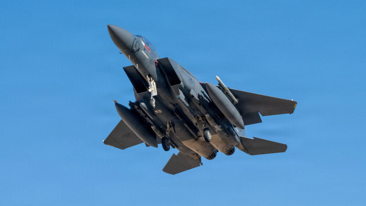 Πώς διασώθηκε ο Αμερικανός αεροπόρος που αγνοούνταν στο Ιράν: Η δραματική επιχείρηση που κράτησε ώρες και τα C-130 που... κόλλησαν στην άμμο