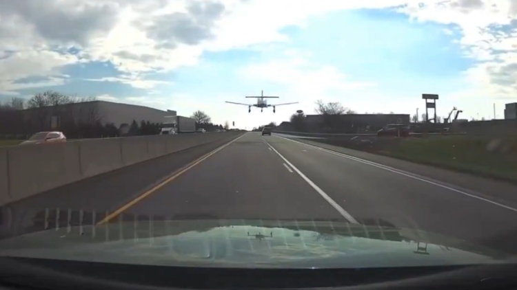 Αναγκαστική προσγείωση μικρού αεροσκάφους σε αυτοκινητόδρομο της Πενσιλβάνια, δείτε βίντεο 