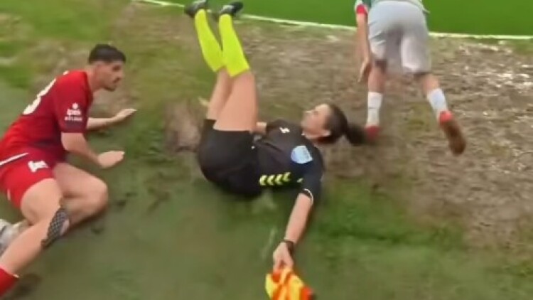 Τουρκία: Διπλό τάκλιν στη βοηθό διαιτητή, δείτε βίντεο