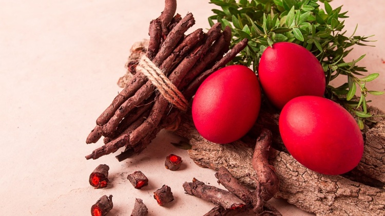 Ριζάρι: Η φυσική κόκκινη βαφή των αυγών που σχεδόν ξεχάσαμε