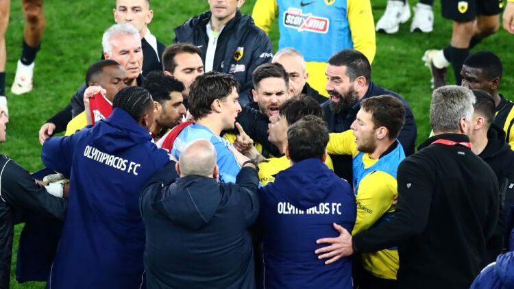 Ολυμπιακός - ΑΕΚ: Ένταση στο φινάλε με Ταρέμι και Ρότα