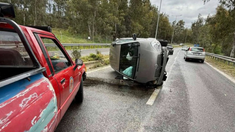 Σοκαριστικό τροχαίο στην Αρτέμιδα, αυτοκίνητο πέρασε διαχωριστικό και αναποδογύρισε στη μέση του δρόμου