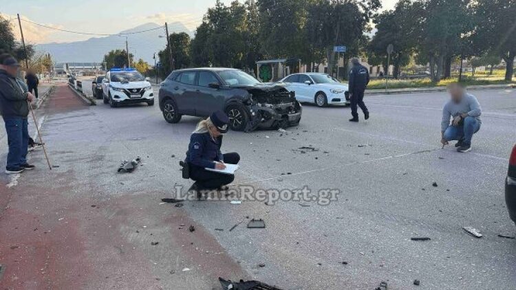 Στο νοσοκομείο παππούς και εγγονός μετά από τροχαίο σε διασταύρωση στη Λαμία, δείτε βίντεο και φωτογραφίες