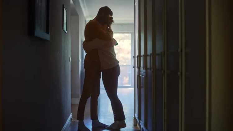 Πώς μία αγκαλιά απέτρεψε βομβιστική επίθεση – Η επιστήμη εξηγεί τι συμβαίνει στο σώμα με το άγγιγμα
