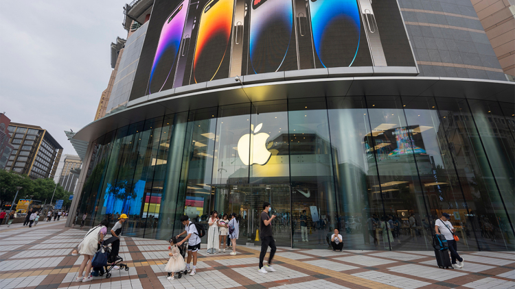 Apple: Από ένα γκαράζ στην κορυφή του κόσμου – Στα 50 της χρόνια με 465 δισ. έσοδα απέναντι στην πρόκληση της AI